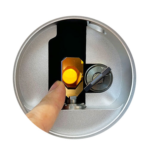 Gently turning galvo motor shaft by hand to test strength Gently turning galvo motor shaft by hand to test strength